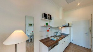 Kühlschrank, Mikrowelle, Wasserkocher mit Kaffee-/Teezubehör