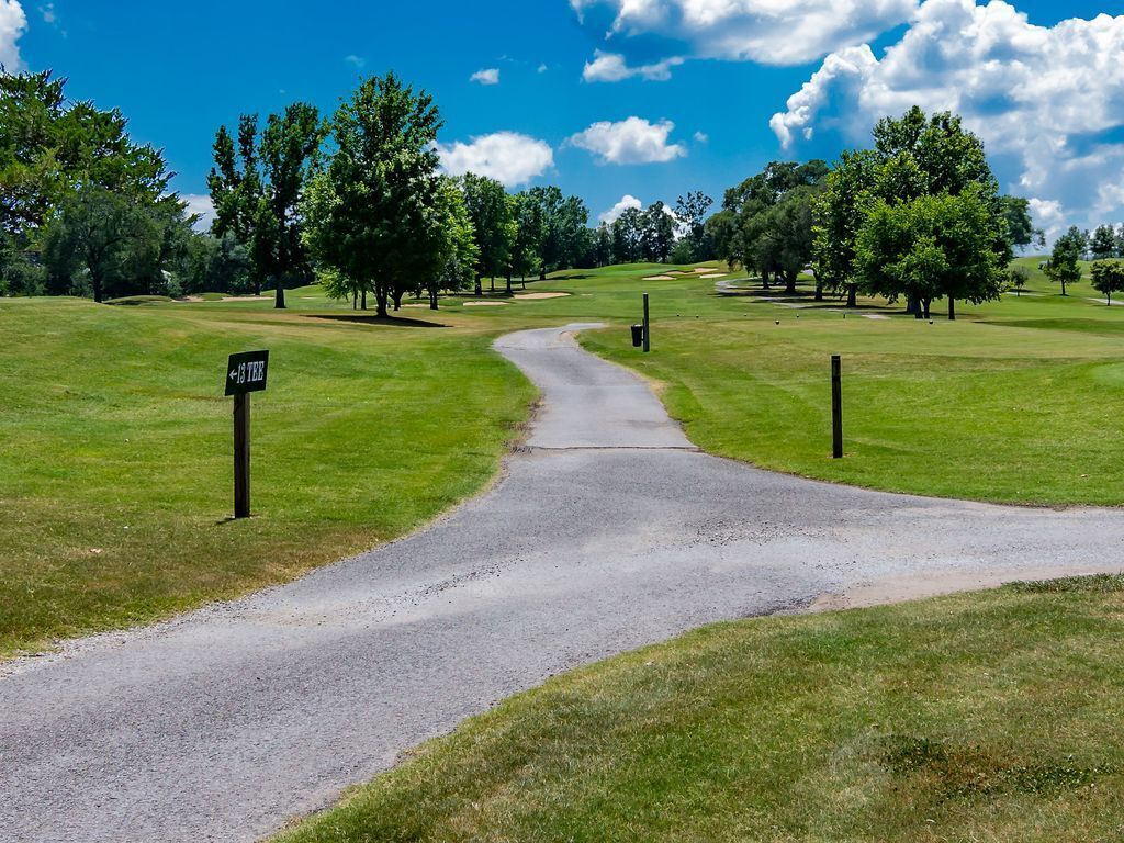 Golfkentällä on selkeä reitti, joka johtaa lähtöpaikalle, jossa on merkki, jossa lukee ”18. lähtöpaikka”.