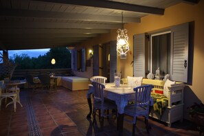 تناول الطعام بالخارج