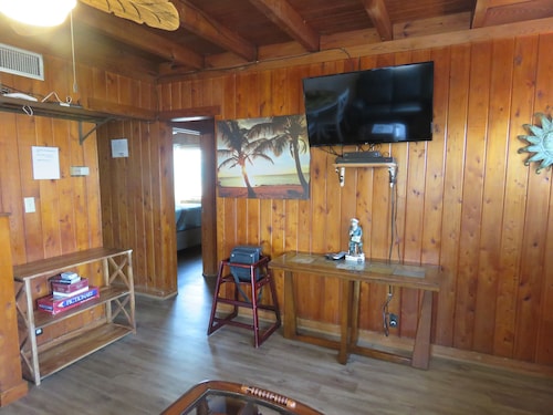 Summer Special/RIGHT ACROSS from OCEAN/Fenced yard/pet friendly 