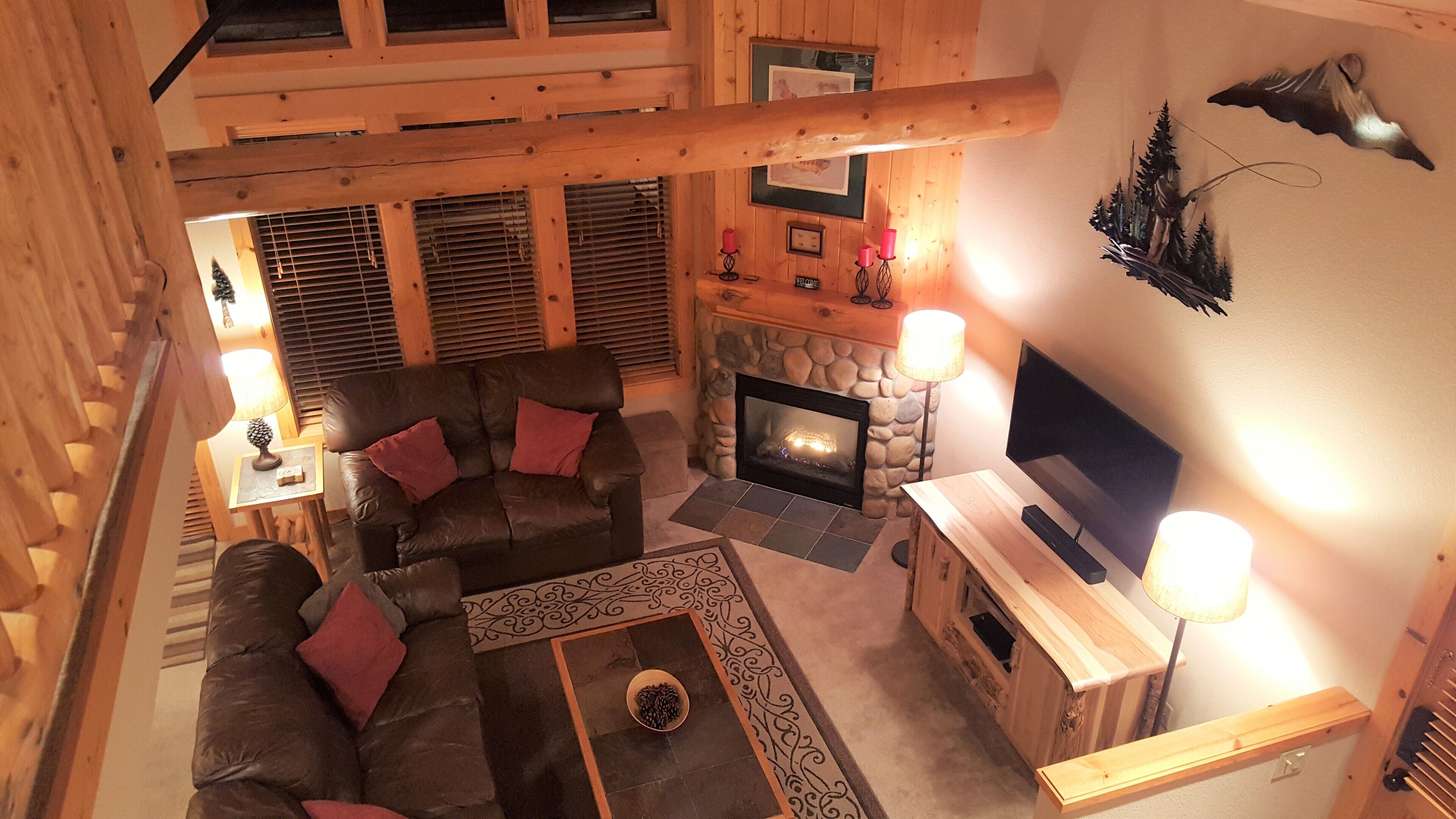 Luxurious 3BR/2BA Eagle Crest Chalet on Golf Course w/ Private Hot Tub & Garage
