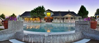 Luxurious 3BR/2BA Eagle Crest Chalet on Golf Course w/ Private Hot Tub & Garage