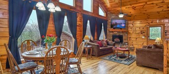 Best Price!!! Cozy Log Cabin — 3 Min to PF Strip, Sleeps 7 + Hot Tub