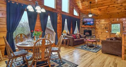 Best Price!!! Cozy Log Cabin — 3 Min to PF Strip, Sleeps 7 + Hot Tub