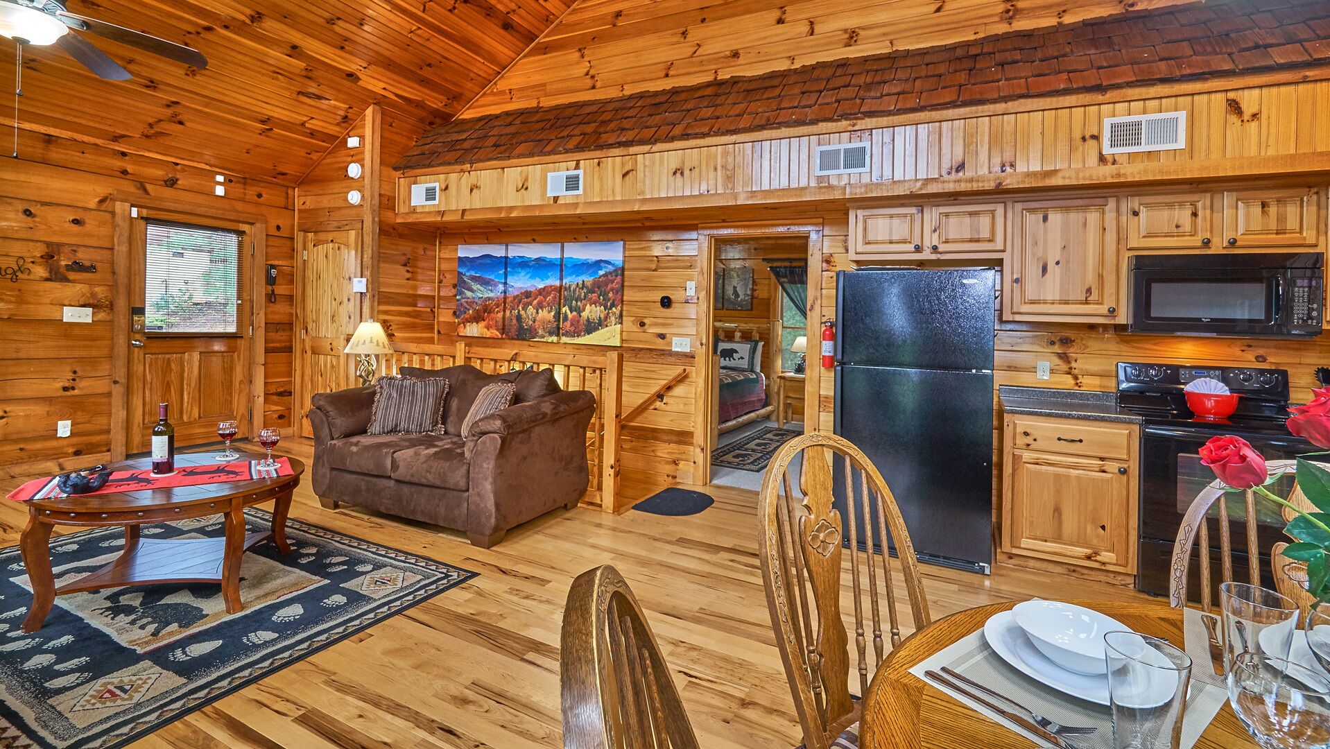 Un acogedor interior de cabaña de madera con sala de estar, comedor y cocina.