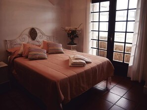 4 habitaciones, tabla de planchar con plancha, wifi y ropa de cama 