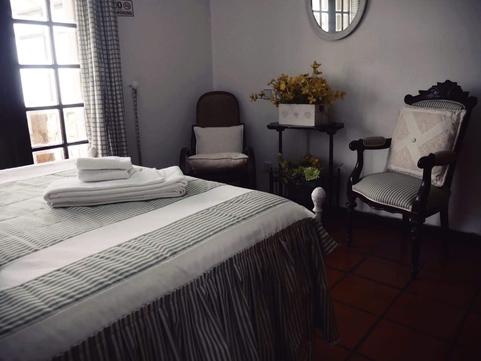 4 habitaciones, tabla de planchar con plancha, wifi y ropa de cama 