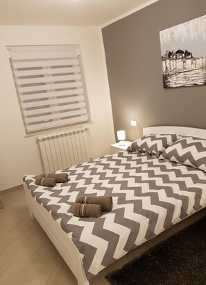 2 slaapkamers, een strijkplank/strijkijzer, internet, beddengoed