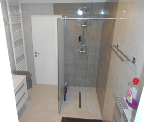 Duschwanne, kostenlose Toilettenartikel, Haartrockner, Hausschuhe