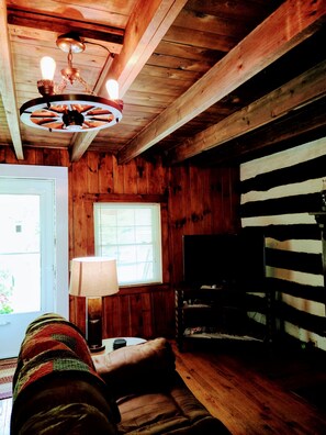 Smart TV, fireplace - REDUCED TO 125 /NIGHT HOLIDAYS , ROMANTIC LOG CABIN, NEAR NEW RIVER TRAIL PARK (Max Meadows)