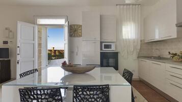 Frigorifero, microonde, lavastoviglie, pentole/stoviglie/utensili