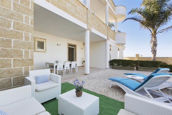 屋外ダイニングエリア