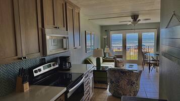 雪櫃、微波爐、焗爐、爐具