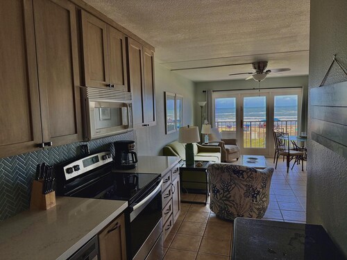 Beach facing balcony, Fully furnished, Beach supplies, sleeps 6. pool & hot tub