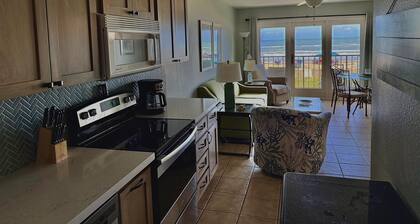 Beach facing balcony, Fully furnished, Beach supplies, sleeps 6. pool & hot tub