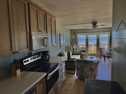 Beach facing balcony, Fully furnished, Beach supplies, sleeps 6. pool & hot tub