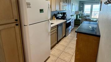 雪櫃、微波爐、焗爐、爐具