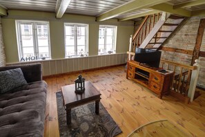 Televisión y chimenea 