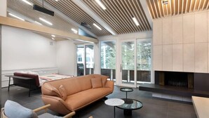 Una sala de estar moderna con un sofá, una mesa de centro y una chimenea.