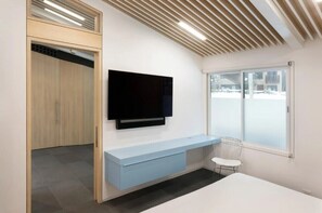 2 bedrooms, iron/ironing board, internet, bed sheets