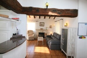 Een televisie en een open haard