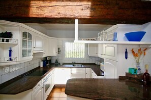 Een koelkast, een magnetron, een oven, een vaatwasser