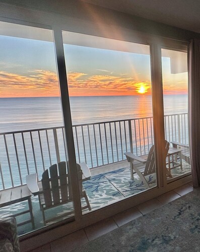 Henkeäsalpaava 6. kerroksen kulmayksikkö kääreparvekkeella. Äskettäin uusittu 