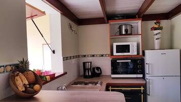 Frigorífico, microondas, horno y placa de cocina