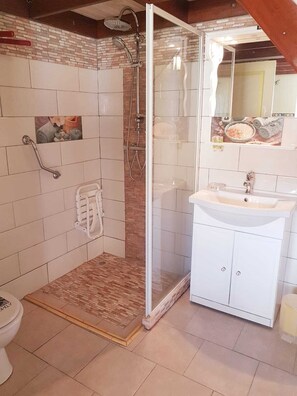 Douche, serviettes fournies, papier toilette