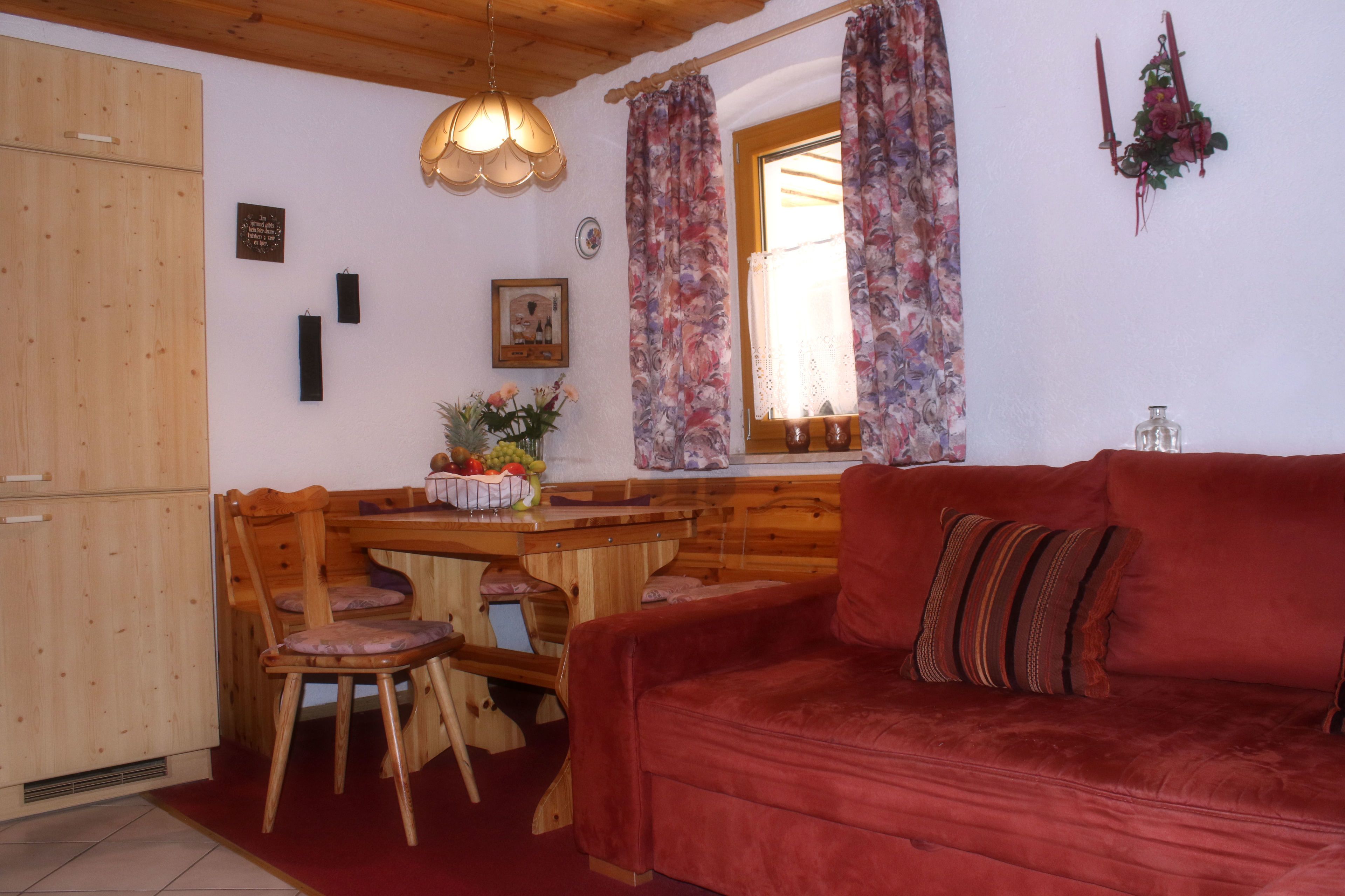 Apartamento | Sala de estar | TV, mesa de pingue-pongue