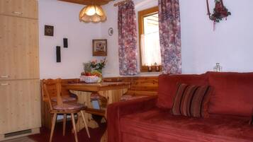 Apartamento | Sala de estar | TV, mesa de pingue-pongue