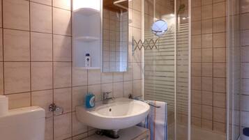 Standard Apartment | Bathroom | Shower, free toiletries, hair dryer, towels