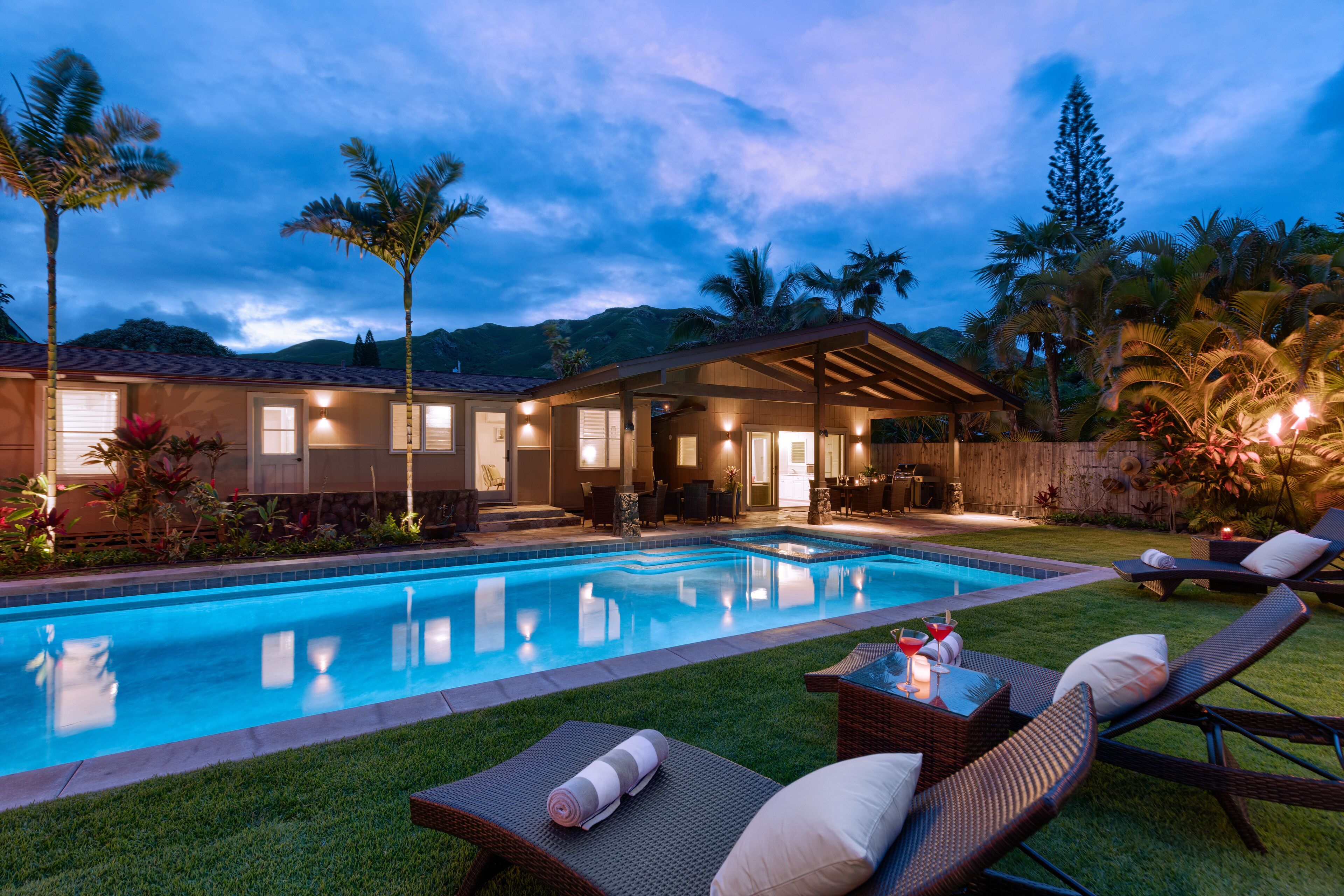 Lanikai Beach~3 living spaces w/heated pool, spa: Sleeps 14. FALL RATES