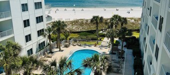 Sov 10! Øverste etage m / fantastisk udsigt! På stranden! Book nu til din ferie i 2020!