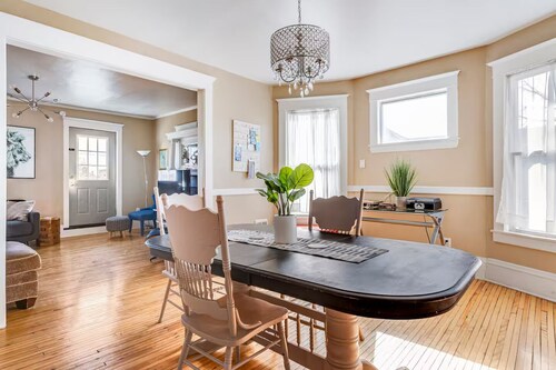 6 Bedroom Oasis Near Uptown & Stadium • Walk to Eat Street • Sleeps 16+