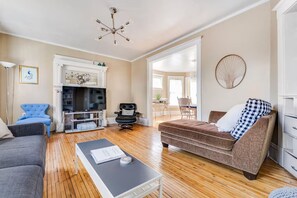 Smart-TV, Kamin, DVD-Player, Bücher