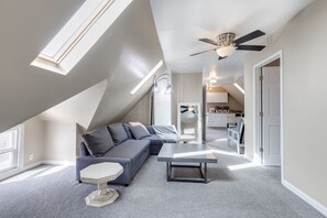 Smart-TV, Kamin, DVD-Player, Bücher