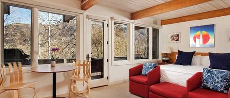 4 bedrooms, iron/ironing board, Internet, bed sheets