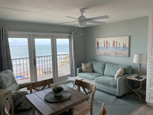 Beachfront Paradise at it's best!! 1/1, king, pool, hot tub, BBQ