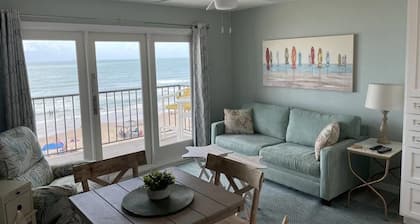 Beachfront Paradise at it's best!! 1/1, king, pool, hot tub, BBQ