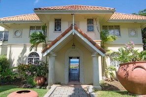 Exterior - Casa La Mancha - your own private villa with infinity-edge swimming pool (Mount Irvine)