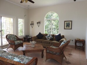 TV - Casa La Mancha - your own private villa with infinity-edge swimming pool (Mount Irvine)