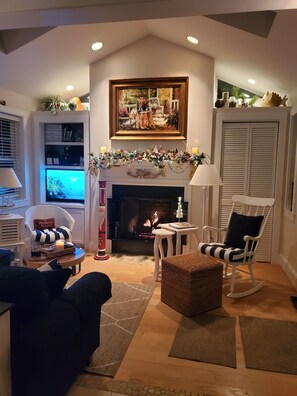 Interior - Shorewinds beachhouse Garden Gate opens directly to beachpath No roads to cross! (Union Pier)