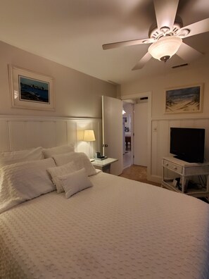 2 bedrooms, iron/ironing board, WiFi, bed sheets - Shorewinds beachhouse Garden Gate opens directly to beachpath No roads to cross! (Union Pier)