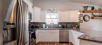  Snowbirds & Families - Large Covered Patio - Pet Friendly - CableTV - Sleeps 6