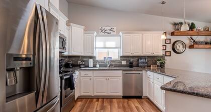 Snowbirds & Families - Large Covered Patio - Pet Friendly - CableTV - Sleeps 6