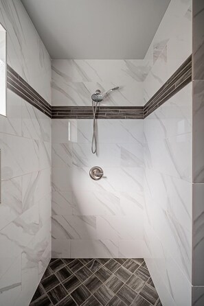 Combined shower/bathtub, hair dryer, towels, soap