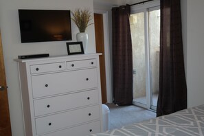 2 makuuhuonetta, työpöytä, silitysrauta/-lauta, vauvan matkasänky