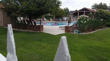 Alberca al aire libre y alberca climatizada