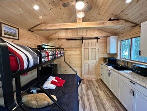 3 bedrooms, desk, free WiFi, bed sheets